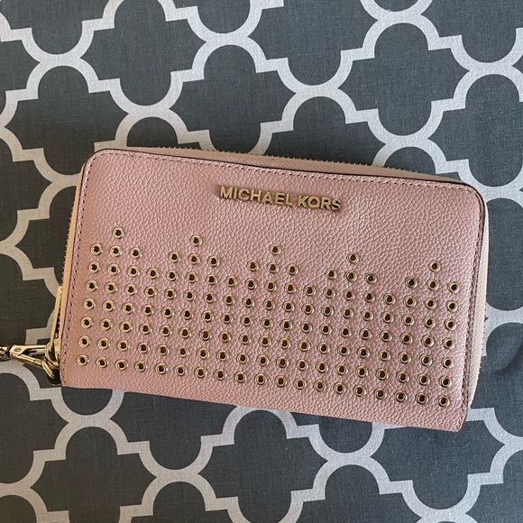 Michael Kors Handbags - Michael Kors Hayes Multifunction Leather Wallet Phone Case